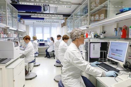 Mitarbeiter bei der Arbeit im Labor. Hier werden zahlreiche Daten generiert.
