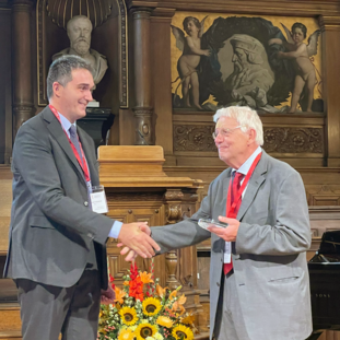 ISA-Präsident Giovanni Palladini überreicht den Merlini-Award an Per Westermark.