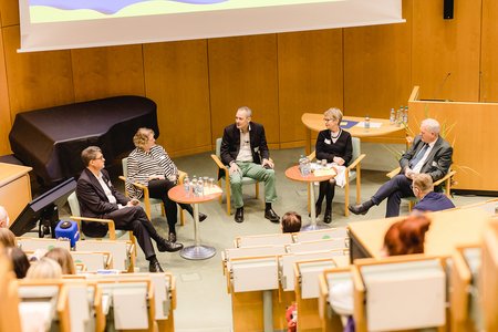 (v.l.n (v.l.n.r.) Michael Baumann (DKFZ), Angelika Eggert (Charité Berlin), Rainer Göbel (Moderation), Ulla Ohlms (PATH) und Klaus Schlüter (Vice President MSD SHARP & DOHME) während der Podiumsdiskussion zum Thema Krebsforschung in Deutschland – Überblick/Standort-Bestimmung. © dkfz.de