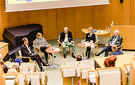 [Translate to Englisch:] (v.l.n.r.) Michael Baumann (DKFZ), Angelika Eggert (Charité Berlin), Rainer Göbel (Moderation), Ulla Ohlms (PATH) und Klaus Schlüter (Vice President MSD SHARP & DOHME) während der Podiumsdiskussion zum Thema Krebsforschung in Deutschland – Überblick/Standort-Bestimmung. © dkfz.de