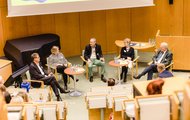 (v.l.n.r.) Michael Baumann (DKFZ), Angelika Eggert (Charité Berlin), Rainer Göbel (Moderation), Ulla Ohlms (PATH) und Klaus Schlüter (Vice President MSD SHARP & DOHME) während der Podiumsdiskussion zum Thema Krebsforschung in Deutschland – Überblick/Standort-Bestimmung. © dkfz.de