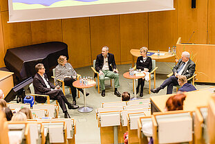 (v.l.n.r.) Michael Baumann (DKFZ), Angelika Eggert (Charité Berlin), Rainer Göbel (Moderation), Ulla Ohlms (PATH) und Klaus Schlüter (Vice President MSD SHARP & DOHME) während der Podiumsdiskussion zum Thema Krebsforschung in Deutschland – Überblick/Standort-Bestimmung. © dkfz.de