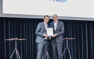 Joachim Wiskemann (links) erhält die Auszeichnung von Uwe Martens, dem Vorsitzenden des Krebsverbands Baden-Württemberg. 