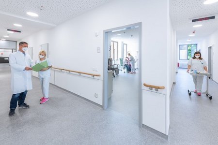 Nach dem Umbau liegen nun alle Ambulanzbereiche der Thoraxklinik räumlich näher beieinander und die verschiedenen Spezialambulanzen für Patienten mit komplexen Lungenerkrankungen sind organisatorisch eng aufeinander abgestimmt. (Quelle: UKHD) Nach dem Umbau liegen nun alle Ambulanzbereiche der Thoraxklinik räumlich näher beieinander und die verschiedenen Spezialambulanzen für Patienten mit komplexen Lungenerkrankungen sind organisatorisch eng aufeinander abgestimmt. (Quelle: UKHD))