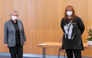 Die baden-württembergische Wissenschaftsministerin Theresia Bauer (links) mit Annette Hans (rechts) bei der Verleihung des Verdienstkreuzes. Quelle: UKHD