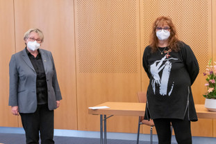 Die baden-württembergische Wissenschaftsministerin Theresia Bauer (links) mit Annette Hans (rechts) bei der Verleihung des Verdienstkreuzes. Quelle: UKHD