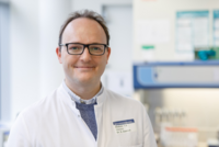 PD Dr. Sascha Dietrich, Universitätsklinikum und Medizinische Fakultät Heidelberg, ist mit einer „Else Kröner Clinician Scientist Professur“ ausgezeichnet worden. Quelle: Philip Benjamin / UKHD Sascha Dietrich