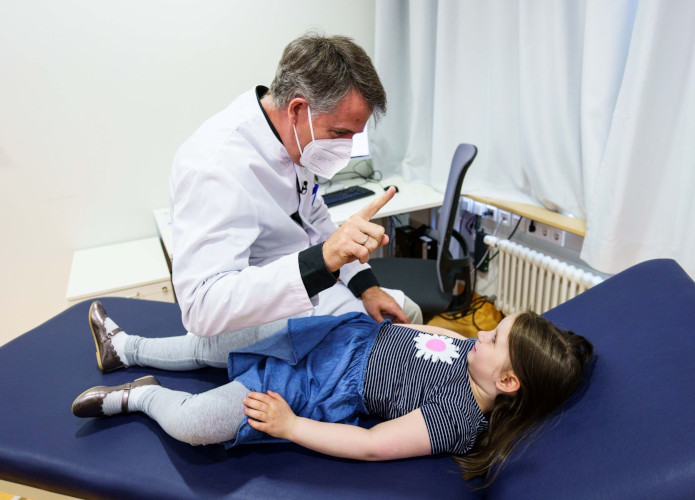 Untersuchung einer INFORM Patientin. Copyright: Andreas Arnold/BILD/“Ein Herz für Kinder“